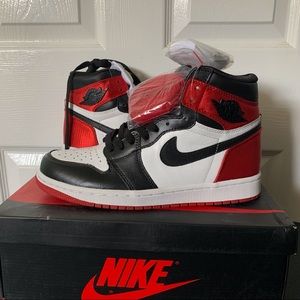 Nike Air Jordan 1 satin black toe